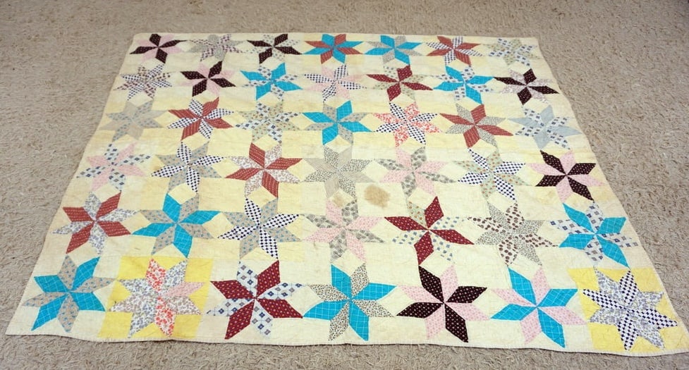 ANTIQUE HAND SEWN QUILT (1 of 3)