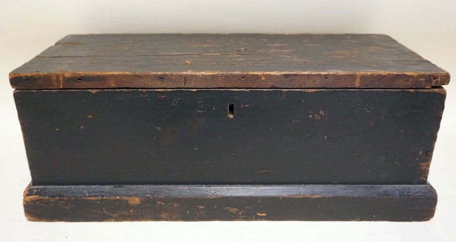 SMALL PRIMITIVE PINE TABLE TOP STORAGE BOX (1 of 3)