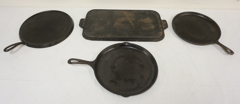 4 PIECE LOT GRISWOLD GRIDDLES (1 of 2)