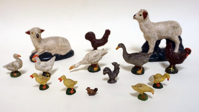 ASSORTED CHALK, CLAY & METAL MINIATURE ANIMALS (1 of 2)