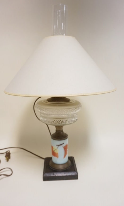 ANTIQUE KEROSENE LAMP (1 of 2)