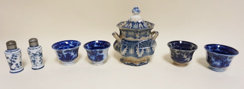 GROUP OF ANTIQUE BLUE & WHITE TRANSFERWARE (1 of 3)