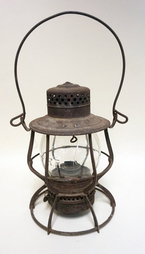 RAILROAD LANTERN: RAILROAD LANTERN P & R&R, CRACK IN GLASS