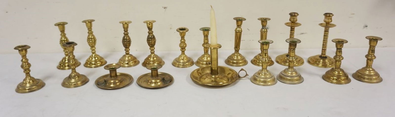 LOT OF BRASS CANDLESTICKS (1 of 4)