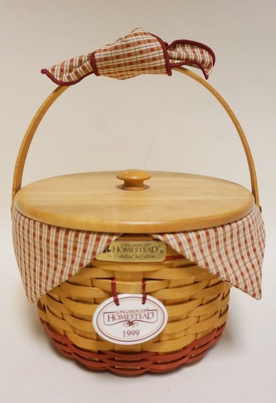 1999 HOMESTEAD BASKET WITH LID: 1999 HOMESTEAD BASEKET WITH PROTECTOR, LINER, HAND GRIP AND LID. APPROXIMATELY 10 IN DIAMETER X 6 IN H