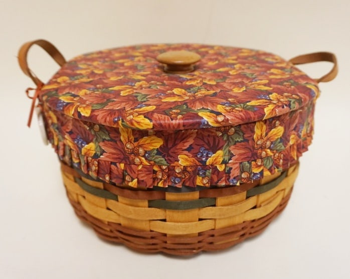1995 SHADES OF AUTUMN BASKET OF PLENTY: 1995 SHADES OF AUTUMN BASKET OF PLENTY WITH PROTECTOR, LINER, HANG TIE AND COVERED LID. APPROXIMATELY 12 IN DIAMETER X 6 IN H