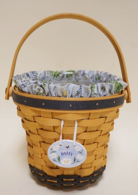 1999 MAY SERIES DAISY BASKET: 1999 MAY SERIES DAISY BASKET WITH LINER, HANG TIE AND DOUBLE PROTECTOR, APPROXIMATELY 7 IN DIAMETER X 6 IN H
