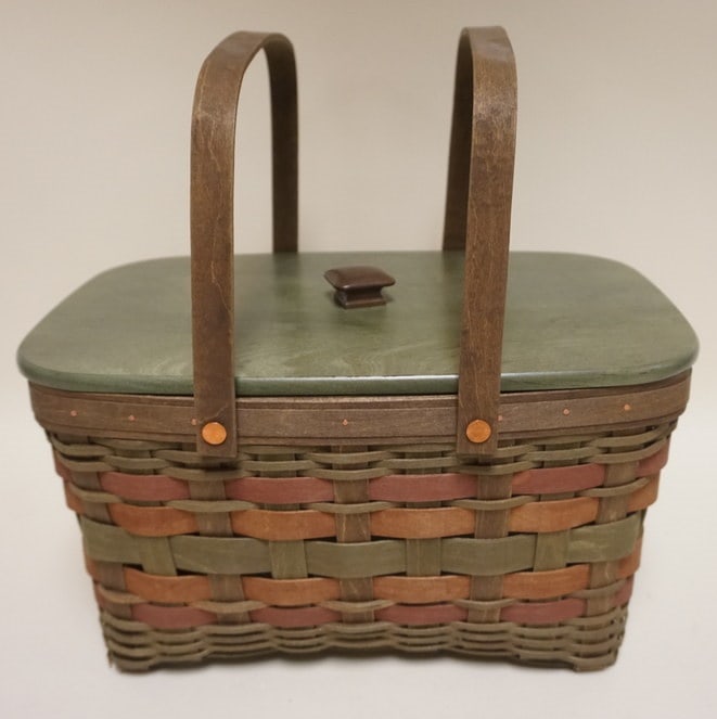 2008 AMERICAN CRAFT TRADITIONS BASKET: 2008 AMERICAN CRAFT TRADITIONS MED MARKET BASKET WITH PROTECTOR AND LID, ONE SPLIT CRACKED ON BASE, APPROXIMATELY 10 IN X 14 3/4 IN X 8 IN H