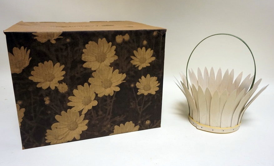 2007 COLLECTORS CLUB LOVES ME LOVES ME NOT BASKET: 2007 COLLECTORS CLUB LOVES ME - LOVES ME NOT FLOWER BASKET WITH BOX, BOX HAS STAINING