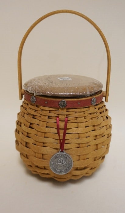 2004 PASADENA TOURNAMET OF ROSES: 2004 PASADENA TOURNAMENT OF ROSES BASKET WITH LINER, PROTECTOR AND LID APPROXIMATELY 6 IN H, NEW