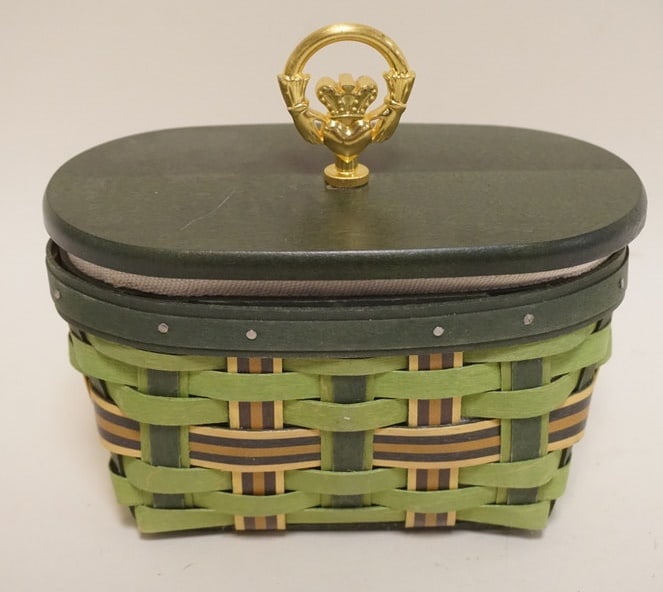 2013 IRISH TRADITIONS BASKET: 2013 IRISH TRADITIONS BASKET WITH LINER, PROTECTOR AND LID. APPROXIMATELY 4 IN X 6 IN X 3 1/2 IN, NEW