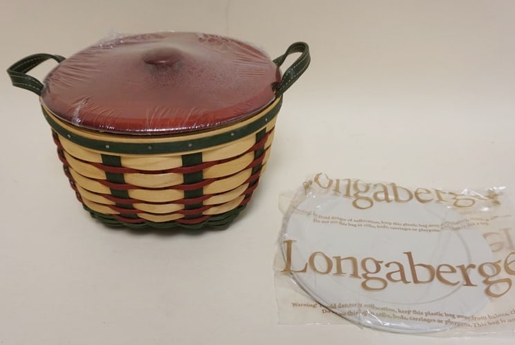 2007 HOLIDAY WORK BASKET: 2007 HOLIDAY WORK BASKET WITH LINER, LID AND COVERED PROTECTOR. APPROXIMATELY 8 1/2 IN DIAMETER X 5 1/2 N H, NEW