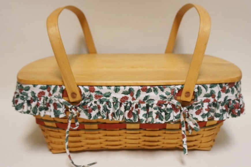 1996 HOLIDAY HOSTESS BASKET: 1996 HOLIDAY HOSTESS BASKET WITH LINER, PROTECTOR AND LID. LID HAS WEAR. APPROXIMATELY 14 IN X 20 IN X 7 1/2