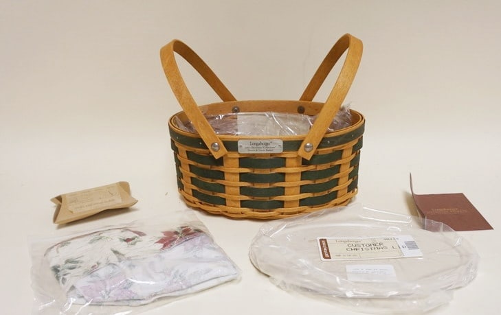 2007 CHRISTMAS COLLECTION SWEETS AND TREATS BASKET: 2007 CHRISTMAS COLLECTION SWEETS & TREATS BASKET WITH LINER, PROTECTOR AND HANG TIE. APPROXIMATELY 7 IN X 10 IN X 4 1/2 IN, NEW