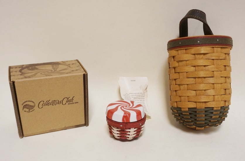 2003 SANTAS HELPER AND 2012 MINI PEPRERMINT: 2003 SANTA'S HELPER BASKET AND 2012 MINI PEPPERMINT BASKET WITH POTTERY LID AND BOX, NEW