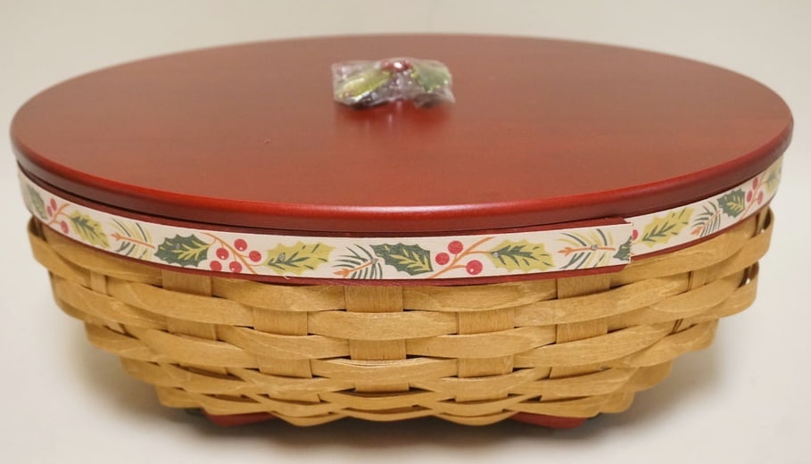 2011 CHRISTMAS COLLECTION LARGE HOLLY BERRY BASKET (1 of 4)