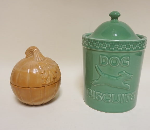 MULLIGAN DOG BISCUIT JAR AND PUMPKIN COVERED DISH: MULLIGAN DOG BUSCUIT JAR, HAS SMALL CHIP ON EDGE OF LID AND PUMPKIN COVERED DISH