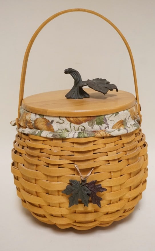 2001 COLLECTORS CLUB SEWING CIRCLE BASKET (1 of 4)