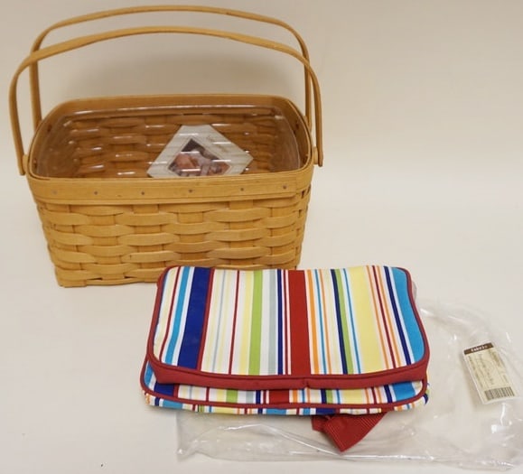 2009 LUNCH PAIL BASKET: 2009 LUNCH BOX BASKET WITH PROTECTOR AND INSULATED LUNCH BOX INSERT. APPROXIMATEY 8 1/2 IN X 12 IN X 6 IN H