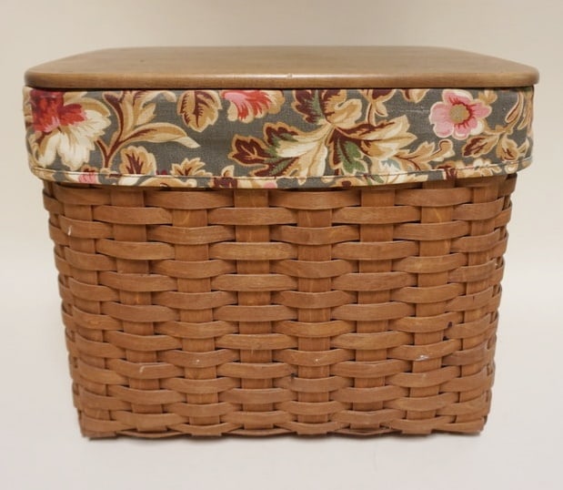 2007 WARM BROWN FILE BASKET: 2007 WARM BROWN FILE BASKET WITH LINER, PROTECTOR AND LID. APPROXIMATELY 15 1/2 IN X 12 IN X 12 IN H. SOME WEAR AND ONE SLAT CHIP