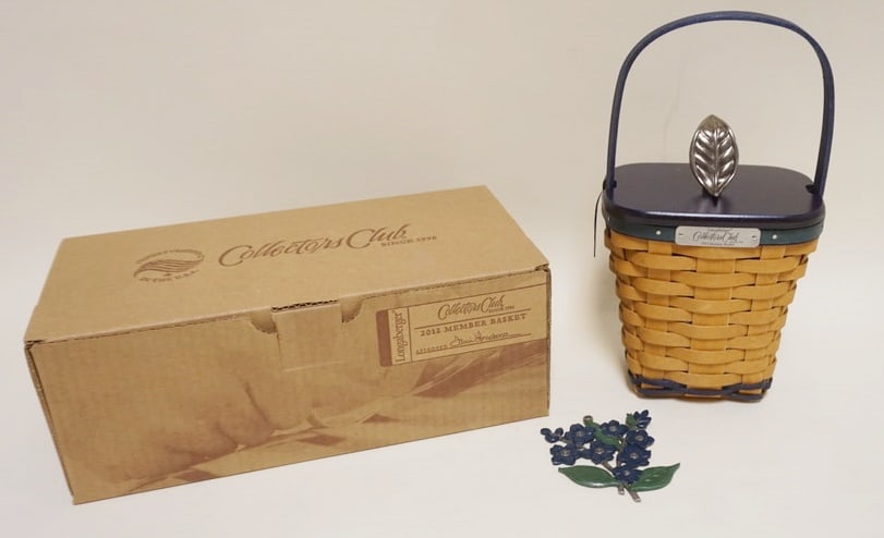 2012 COLLECTORS CLUB MEMBER BASKET: 2012 COLLECTORS CLUB MEMBER BASKET WITH PROTECTOR, HANG TIE, LID AND BOX. NEW