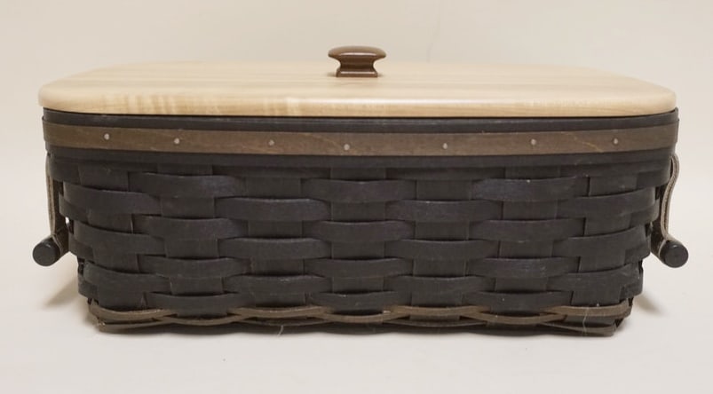 2004 SMALL MARKET BASKET IN BLACK WITH LID: 2004 SMALL MARKET BASKET IN BLACK WITH LID, LINER AND PROTECTOR. APPROXIMATELY 10 1/2 IN X 15 IN X 5 1/2 IN