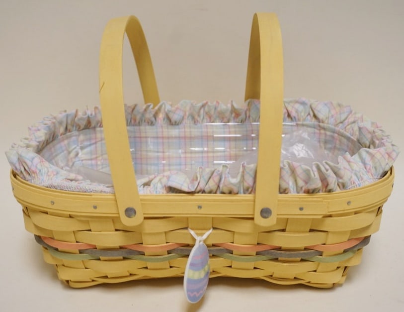 2005 EASTER BASKET: 2005 EASTER BASKET WITH LINER, PROTECTOR AND HANG TIE. APPROXIMATELY 9 IN X 13 IN X 4 1/2 IN, NEW