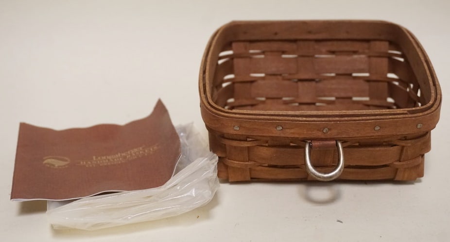 2008 UNIQUELY AMERICAN BROWN BUSINESS CARD BASKET: 2008 UNIQUELY AMERICAN BROWN BUSINESS CARD BASKET, APPROXIMATELY 5 1/2 IN SQ X 3 1/4 IN H