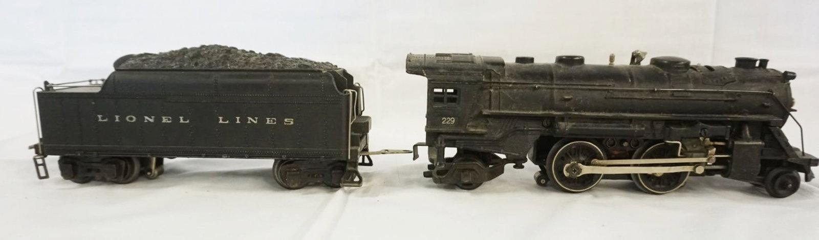 LIONEL TRAIN: LIONEL TRAIN 229 LOCOMOTIVE & 22240 TENDER