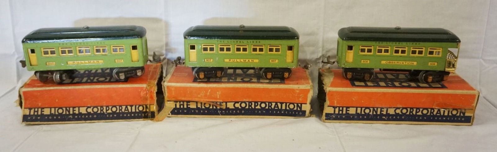 LIONEL TRAIN: LIONEL TRAIN CARS 2-607 PULLMAN, 608 OBSERVATION
