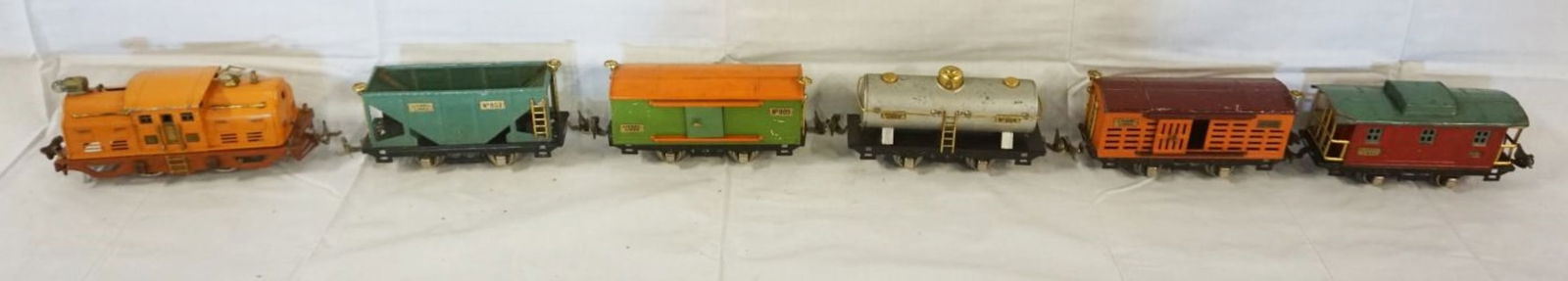 LIONEL TRAIN: LIONEL TRAIN SET 250 LOCOMOTIVE, 603, 803, 804, 805, 806 & 809 CARS