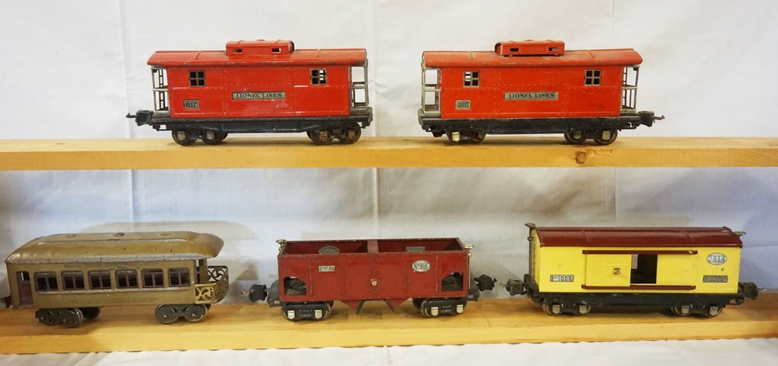 LIONEL TRAIN: LIONEL TRAIN CARS LOT OF 5 INCLUDING 816, 817, 2814, 2817 & PULLMAN CAR