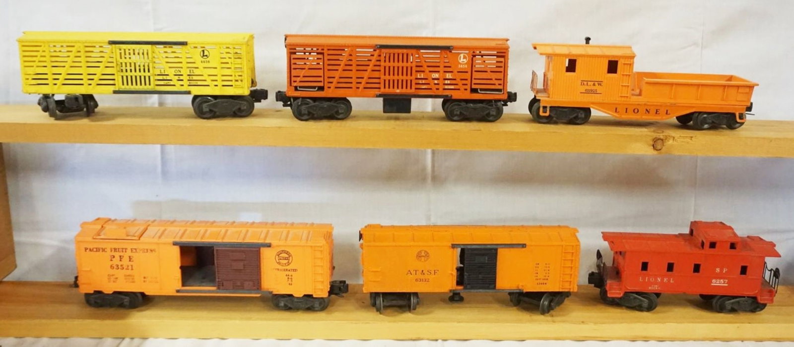 LIONEL TRAIN: LIONEL TRAIN LOT OF 6 CARS INCLUDING 63521, 63132, 6257, 6656, 3656, 611925