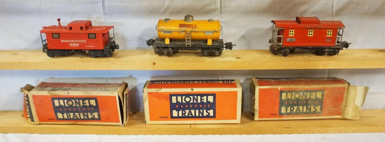 LIONEL TRAIN: LIONEL TRAIN LOT OF 3 CARS INCLUDING 2457, 2654, 2657