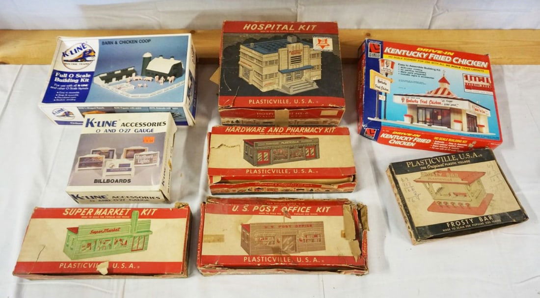 LOT OF 8 PLASTICVILLE & K-LINE HOUSES (1 of 4)