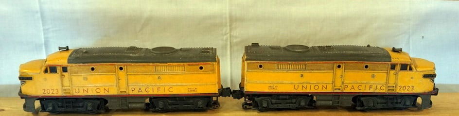 LIONEL TRAIN (1 of 7)