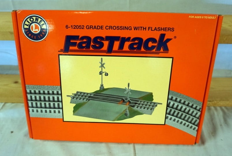 LIONEL TRAIN (1 of 2)