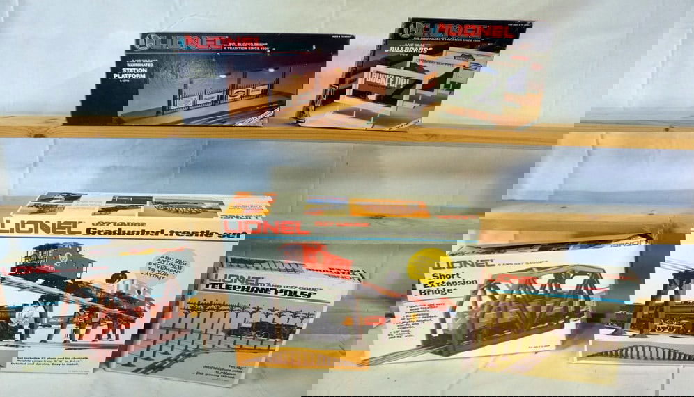 LIONEL TRAIN (1 of 5)