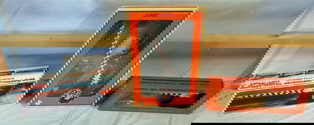 LIONEL TRAIN (1 of 4)