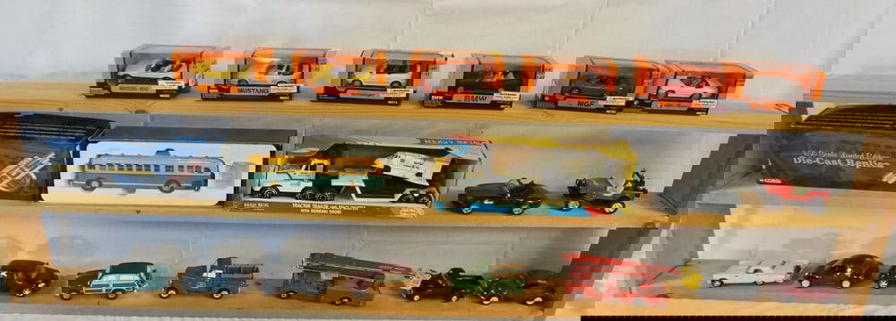 LOT OF ASSORTED TOY CARS & TRUCKS (1 of 4)