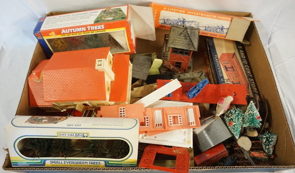 LOT OF ASSORTED TRAIN BULIDINGS & ACCESSORIES (1 of 4)