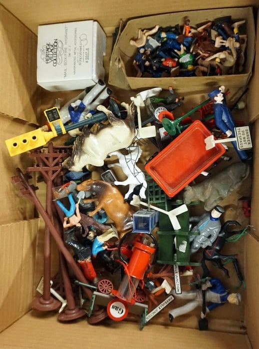 LOT OF ASSORTED TOY TRAIN FIGURES & ACCESSORIES (1 of 4)