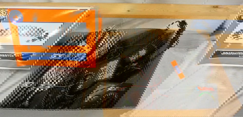 LIONEL TRAIN (1 of 2)