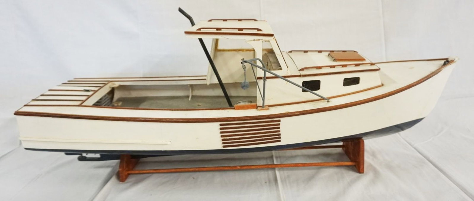 WOOD TOY MODEL MOTERIZED BOAT: WOOD TOY MODEL MOTERIZED BOAT, APPROXIMATELY 32 IN X 10 IN X 11 IN