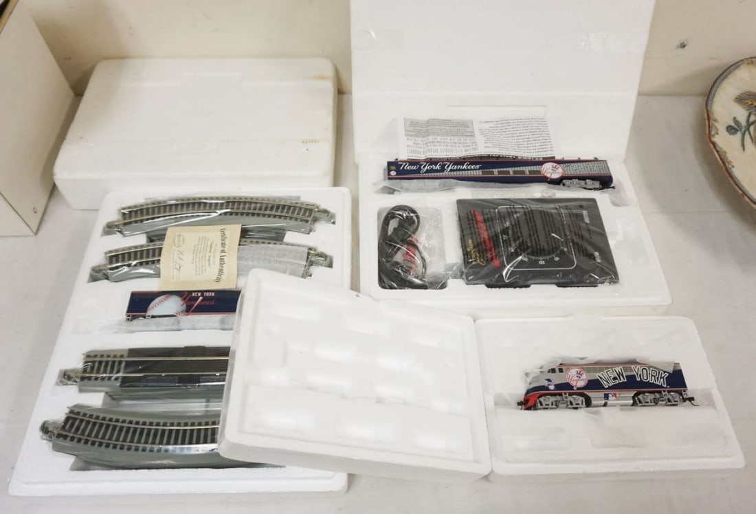 HO GAUGE TRAIN SET (1 of 3)