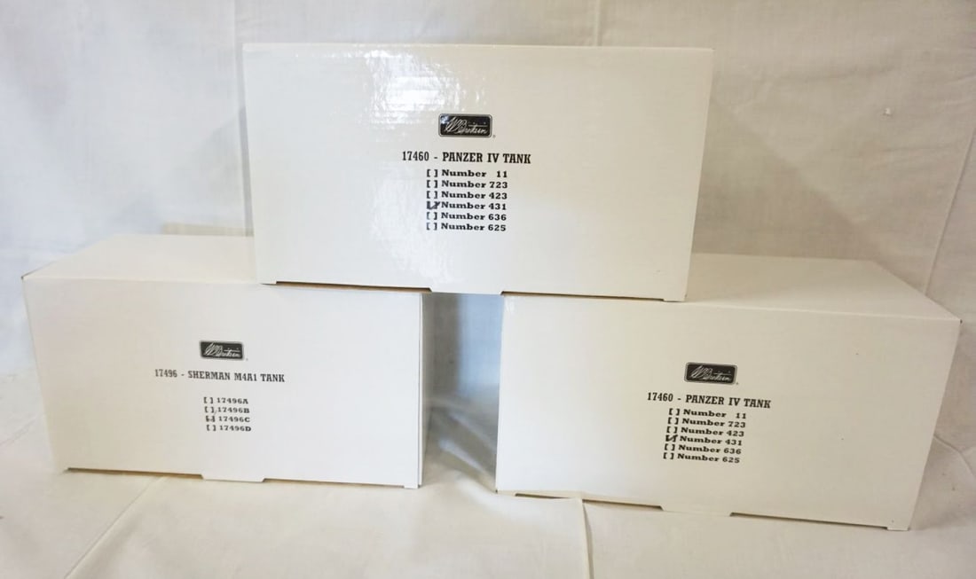 BRITAINS WWII TOY TANKS (1 of 2)