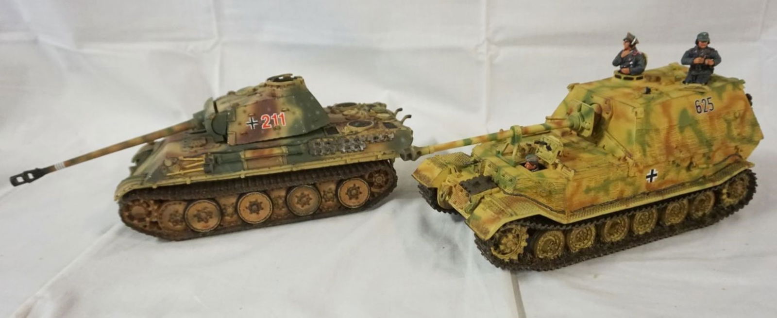 COLLECTORS SHOWCASE & KING & COUNTRY WWII (1 of 5)