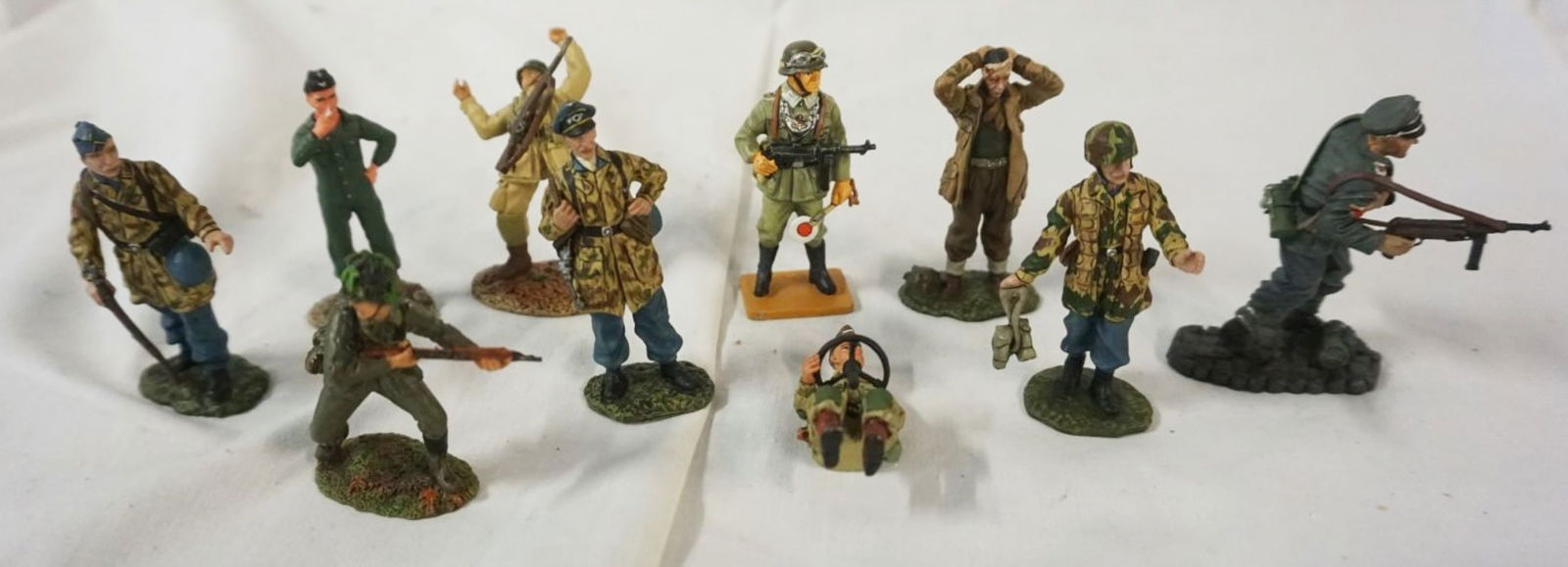 GROUP OF 10 ASSORTED DICAST WWII METAL SOLDIERS (1 of 3)