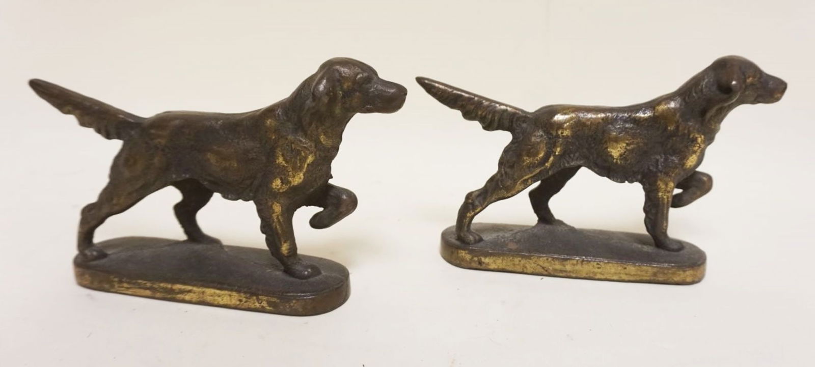 PAIR OF IRON DOG BOOKENDS: PAIR OF IRON DOG BOOKENDS, APPROXIMATELY 5 IN X 8 IN