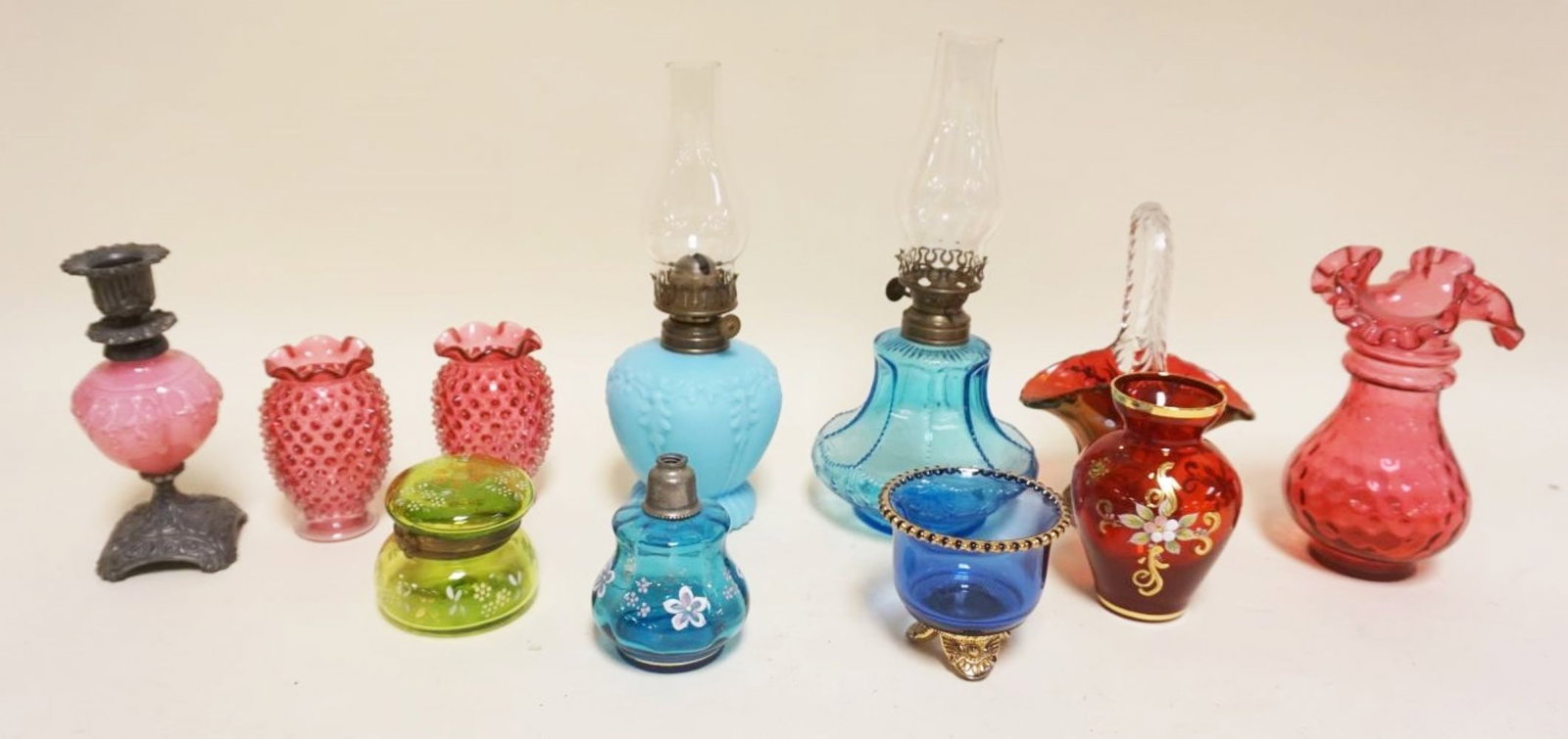 GROUP OF ASSORTED VICTORIAN GLASS: GROUP OF ASSORTED VICTORIAN GLASS INCLUDING KEROSENE LAMPS
